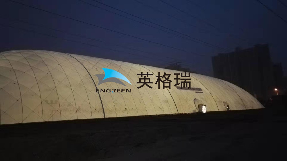 全封閉式的環(huán)保倉儲系統(tǒng)，在對露天煤場進行封閉處理時，能做到對煤炭揚塵隔離