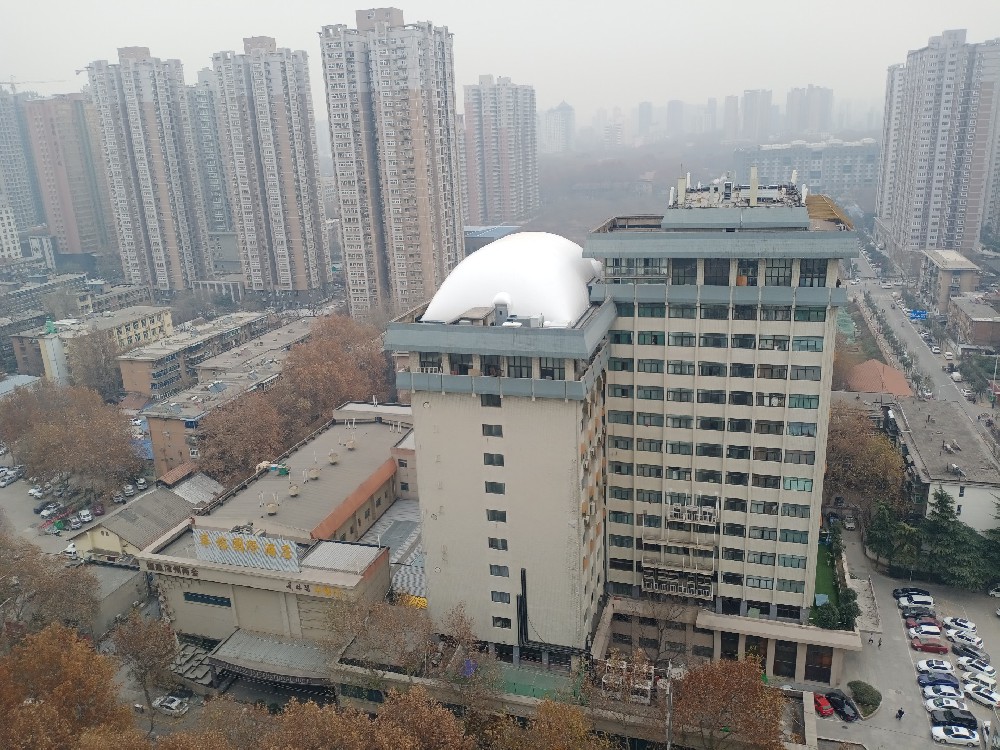 樓頂氣膜體育館是一種新型的體育場(chǎng)館建筑，在未來(lái)的發(fā)展中有著廣闊的前景