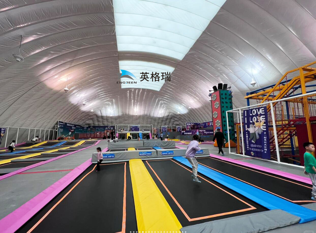 搭建一個(gè)氣膜蹦床館，為孩子們營(yíng)造一個(gè)游樂(lè)天堂